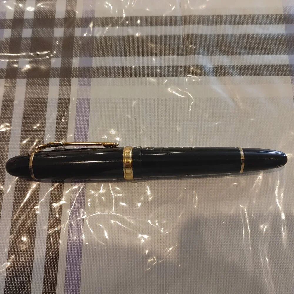 Fountain Pen color: Black and Gold